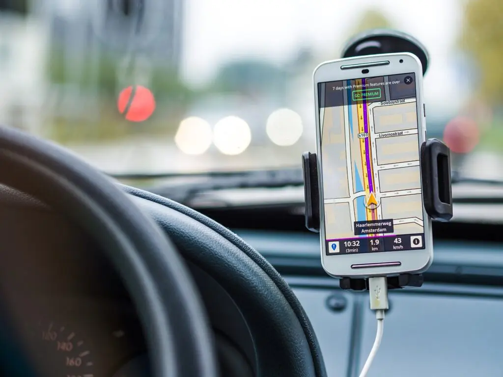 navigation-cell phone-driving-distracted