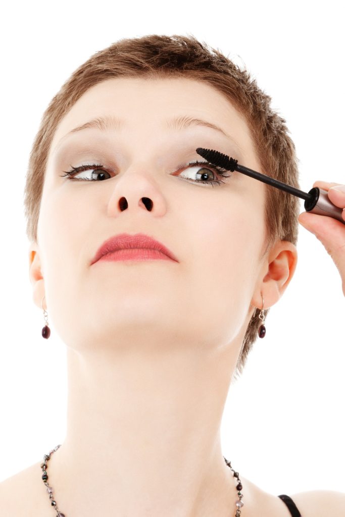 makeup-eyeshadow-mascara-applying-primping
